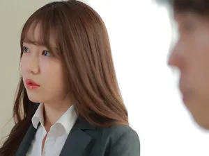 Cô giáo tốt bụng bảo vệ cậu học trò bởi đám đầu gấu